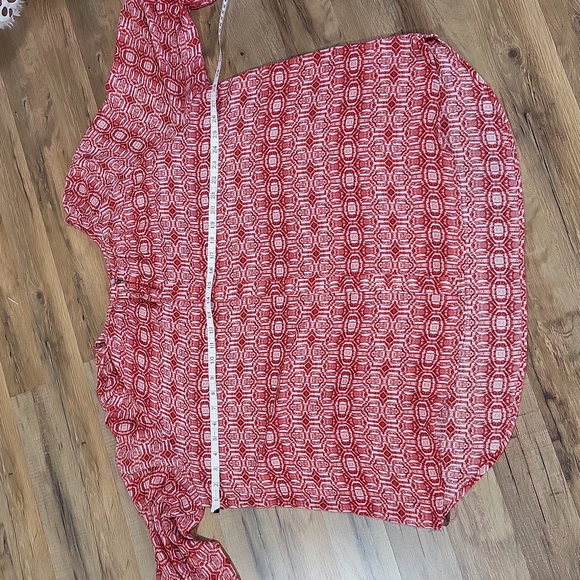 ROZ & ALI WOMAN Semi-Sheer Red & White Geometric 3/4 Sleeve Blouse - Picture 8 of 13
